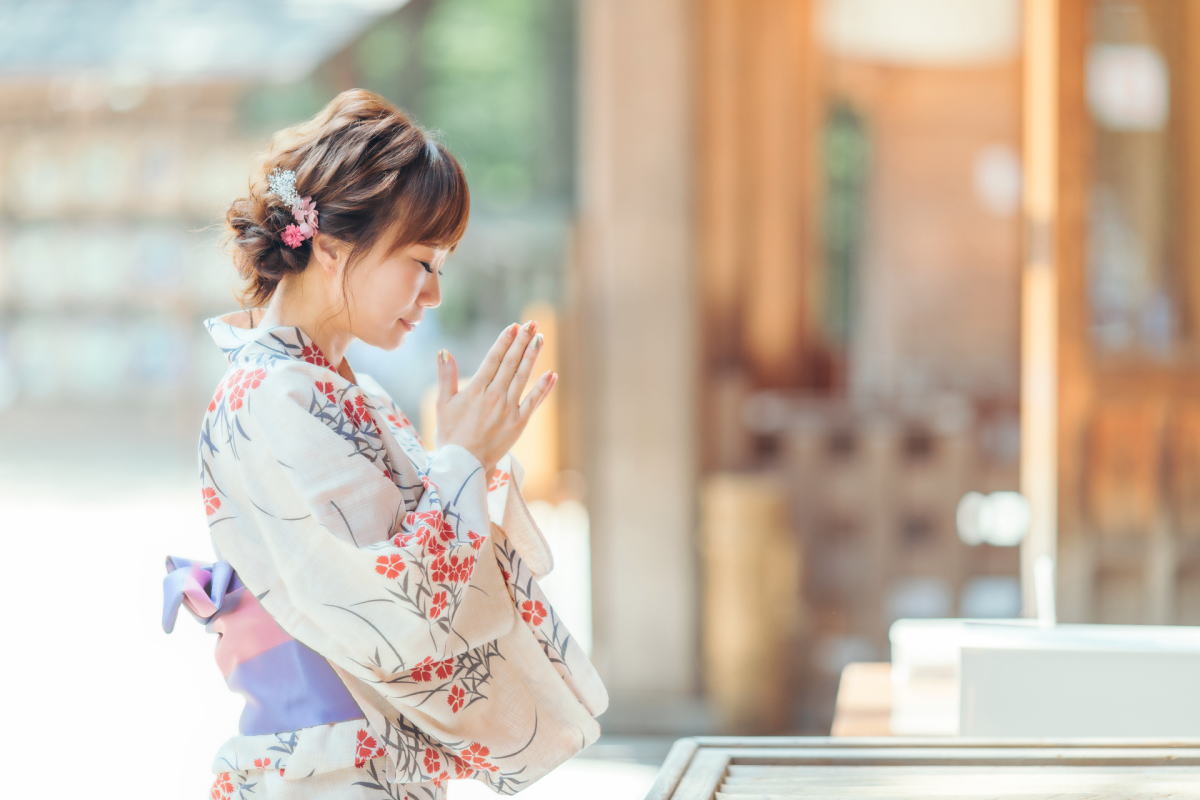 神社に参拝する女性
